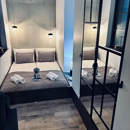 White Glove Deluxe Stocznia Montownia *